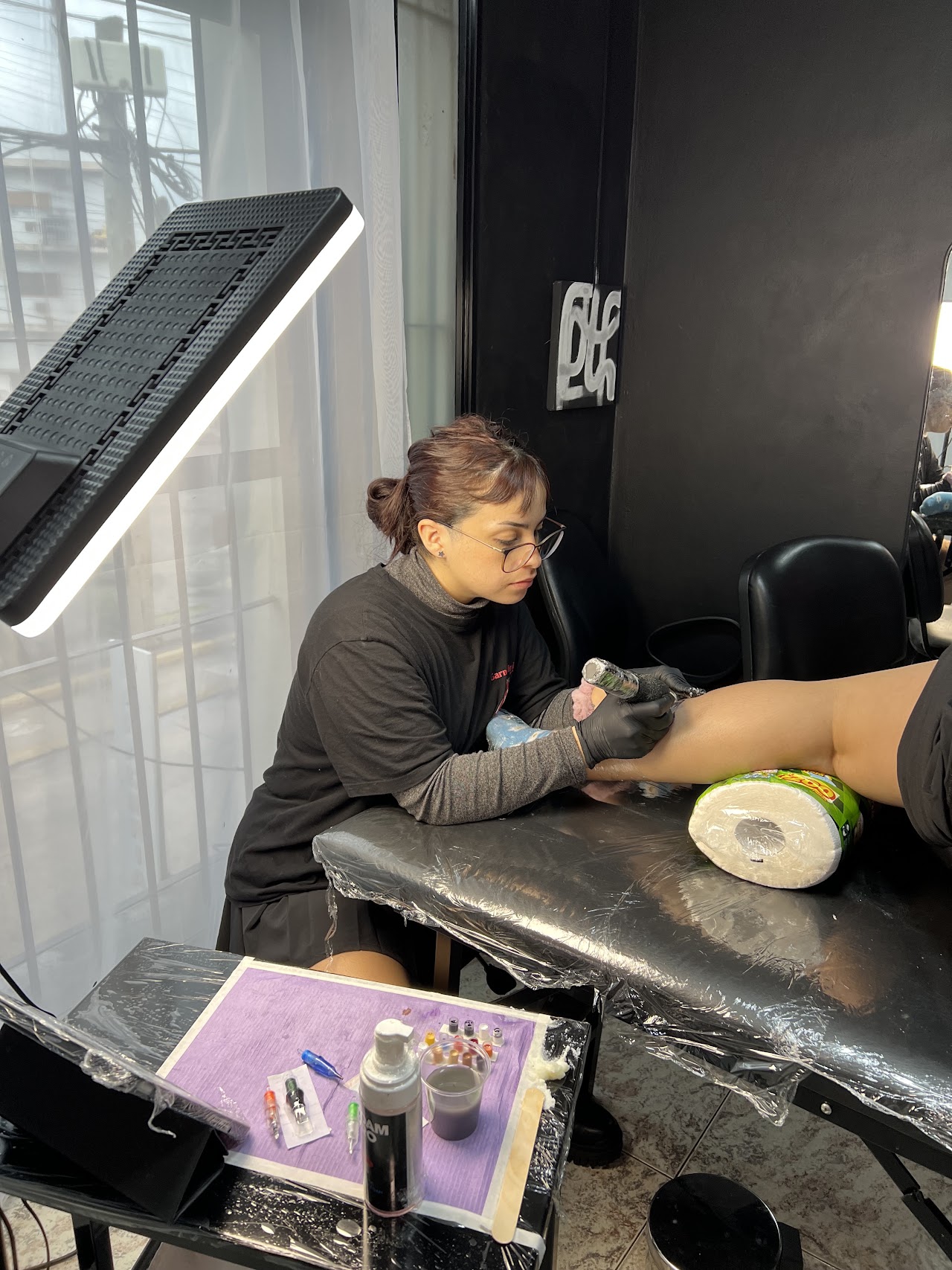 Tatuadora trabajando en Ro Alongi Tattoo Studio