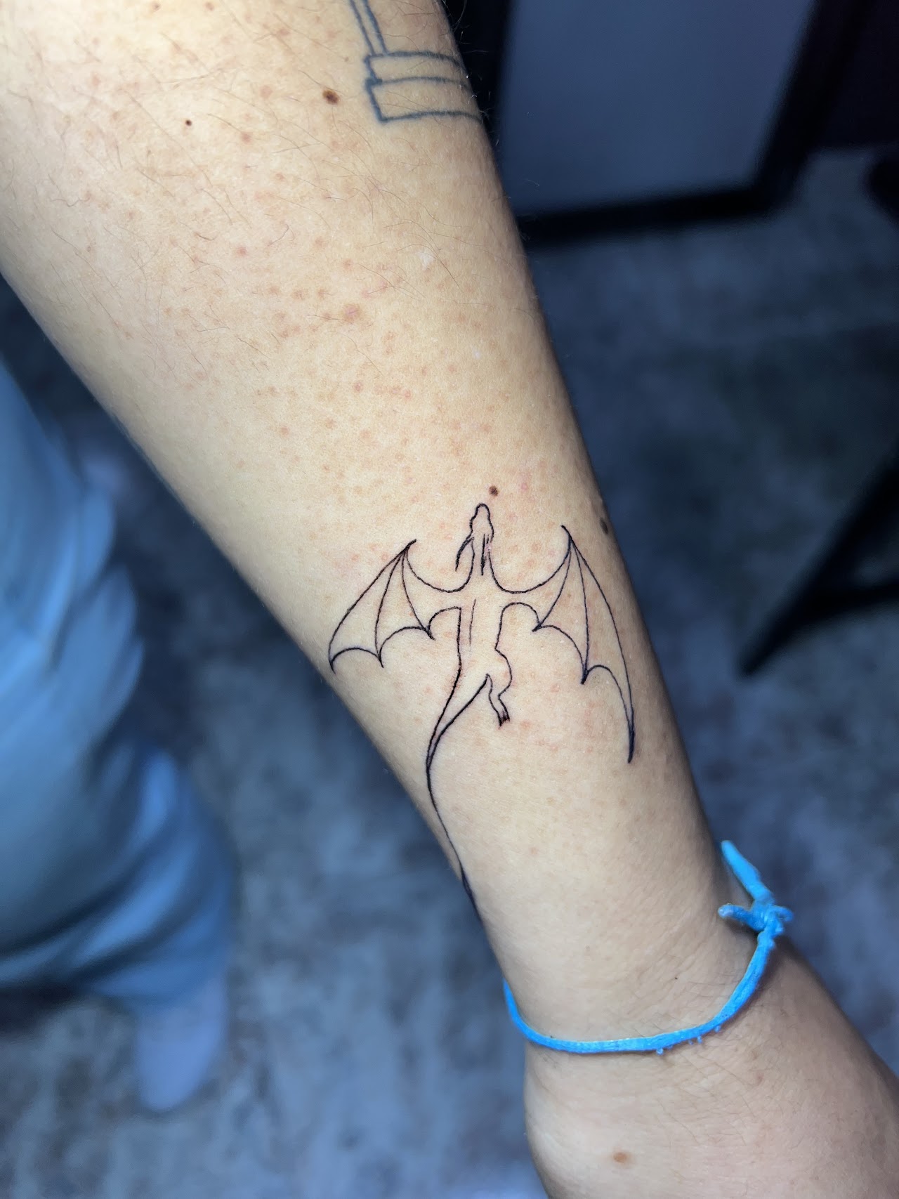 Tatuaje de dragón fine line realizado en Ro Alongi Tattoo Studio
