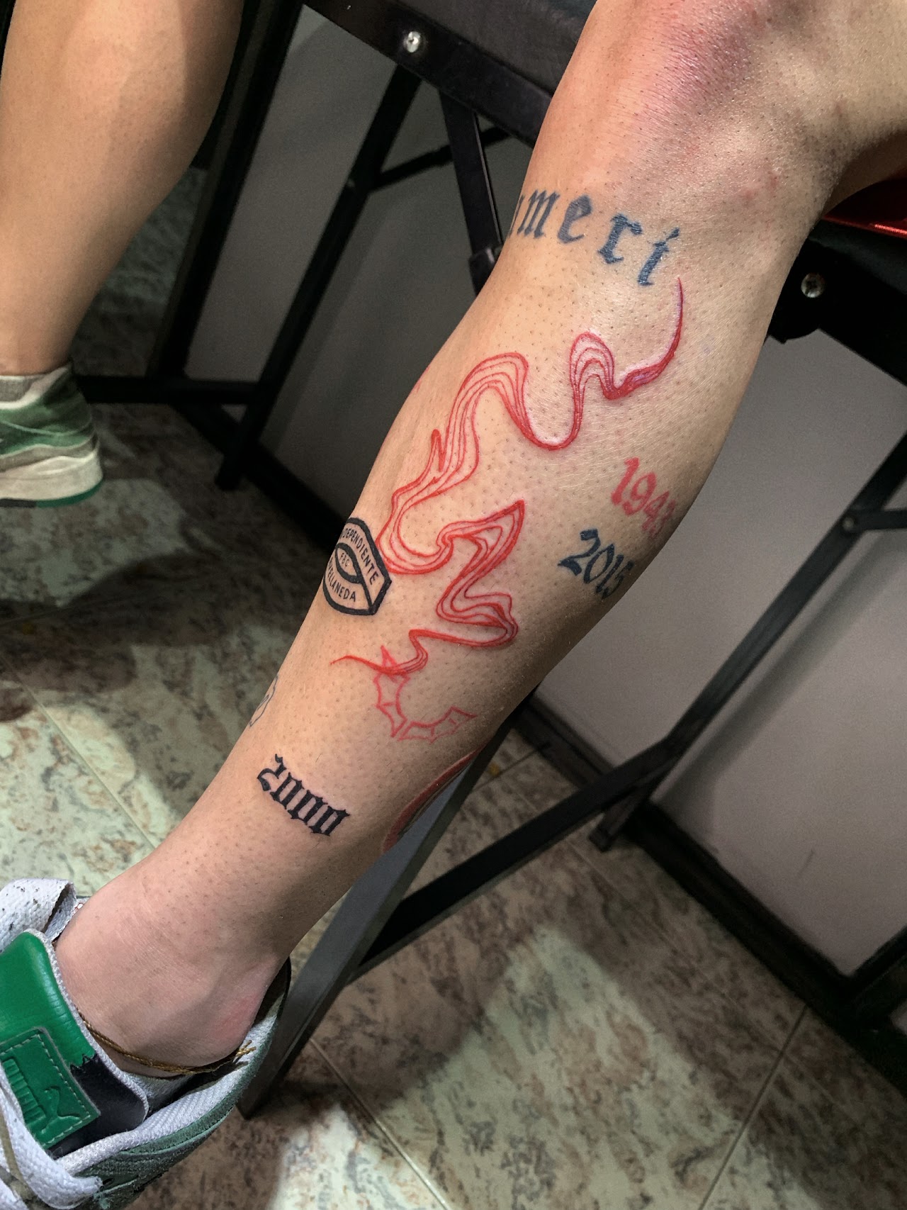 Tatuaje de línea roja realizado en Ro Alongi Tattoo Studio